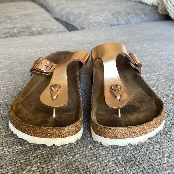BIRKENSTOCK Gizeh Metallic Sandal! - Picture 4 of 10